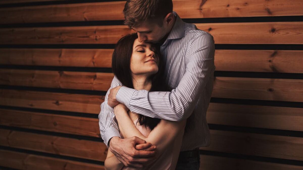 Los abrazos de los hombres enamorados cumplen con ciertas características