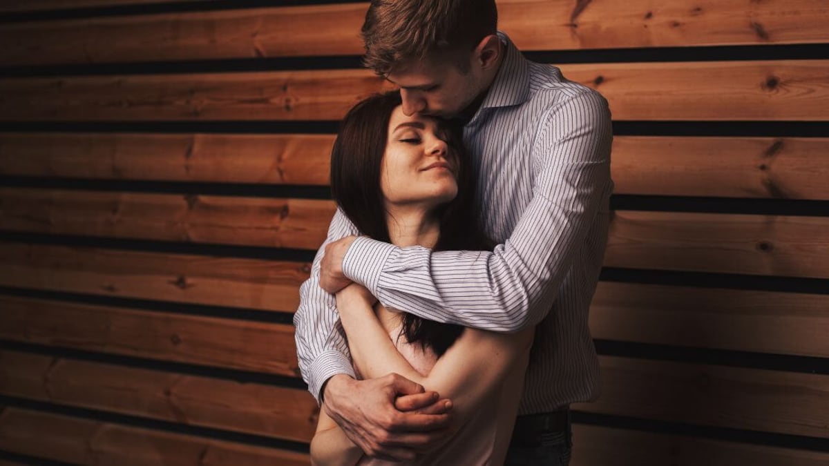 Los abrazos de los hombres enamorados cumplen con ciertas características
