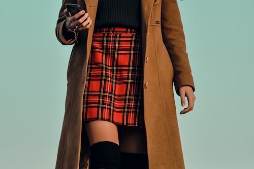 5 looks con estampado tartán que no parecen “navideños”, son elegantes y perfectos para cualquier ocasión