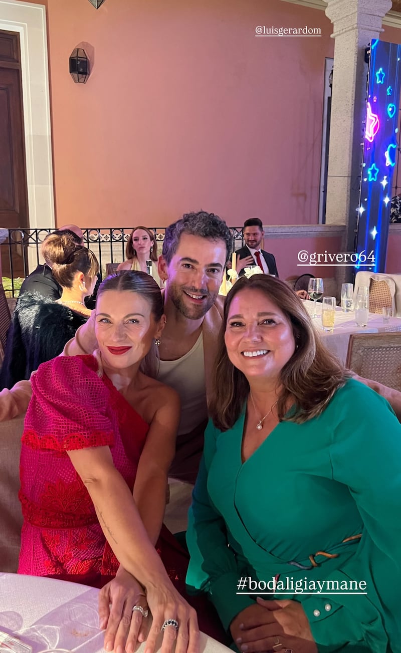 Ludwika Paleta junto a Gaby Rivero y Luis Gerardo Méndez en la boda de Mane de la Parra y Ligia Uriarte