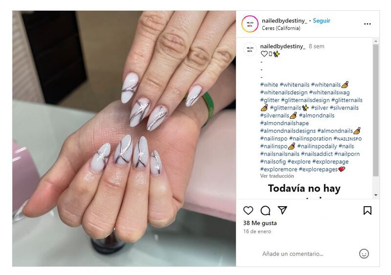Las uñas plateadas son llamativas y sofisticadas