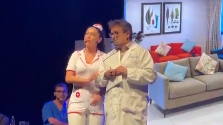 Daniela Aránguiz y Manu González obra de teatro quién apagó la tele de Patricia Maldonado.