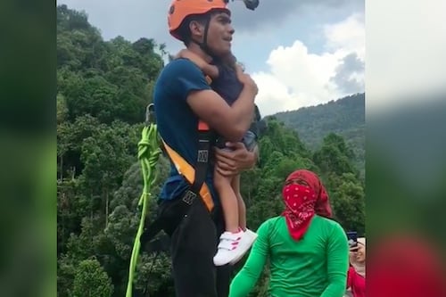 VIDEO: Hombre se avienta con su hija de dos años del bungee