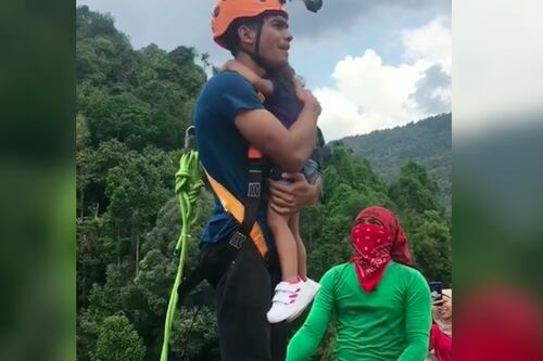 VIDEO: Hombre se avienta con su hija de dos años del bungee