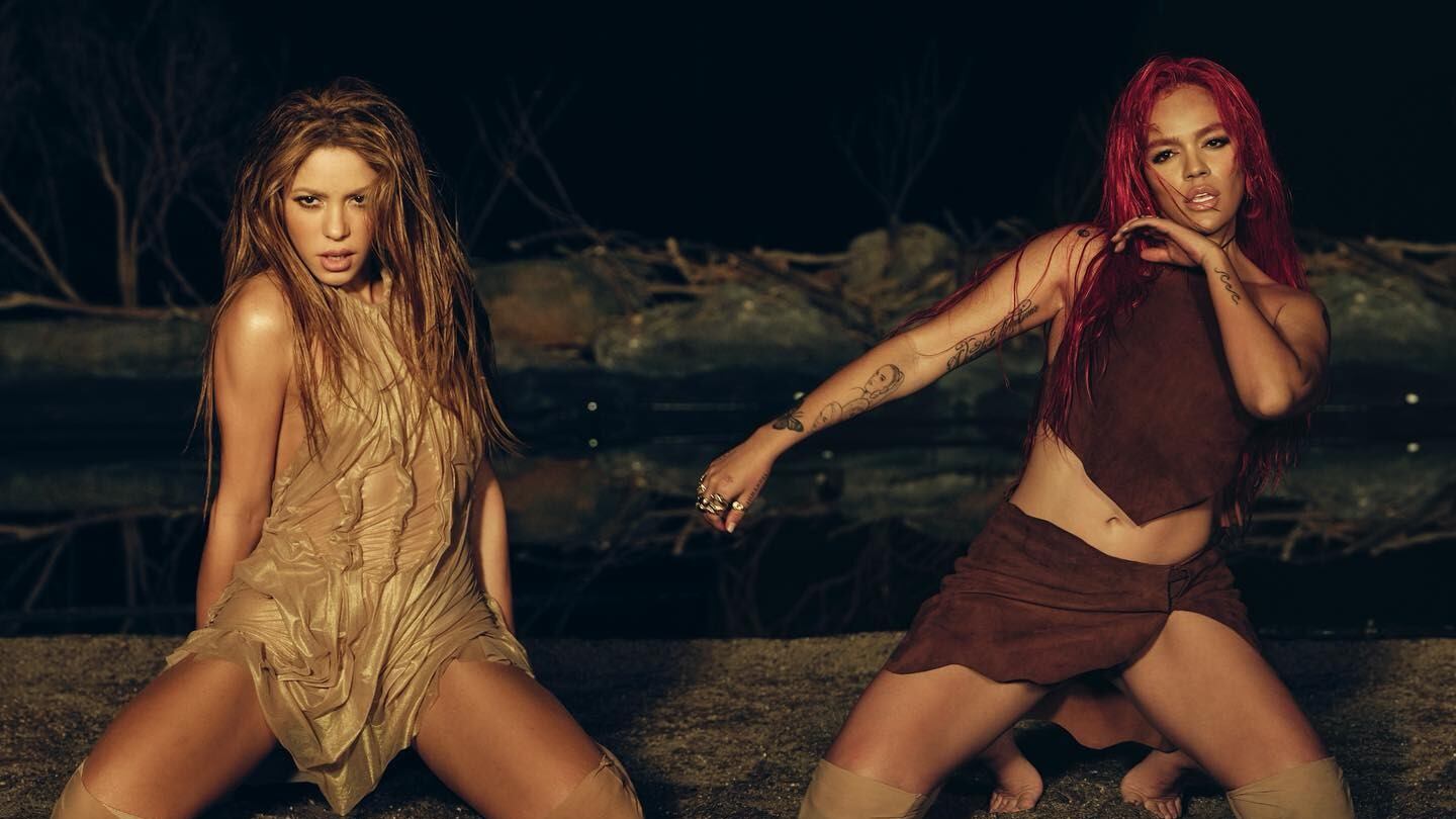 Karol G celebró su haza en Europa con unas fotos en la que hizo una pose similar a una de las icónicas de Shakira.
