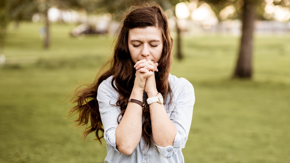 ¿Extrañas a esa persona? Conoce esta poderosa oración para pedir que regrese a tu vida con amor