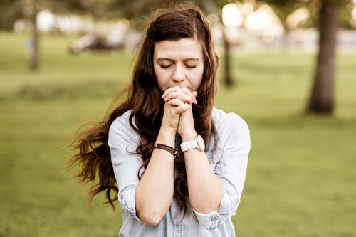 ¿Extrañas a esa persona? Conoce esta poderosa oración para pedir que regrese a tu vida con amor