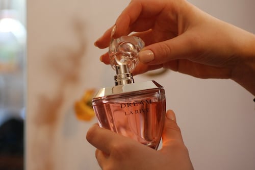 El perfume más elegante que todas las mujeres de 50 años deberían tener según la IA