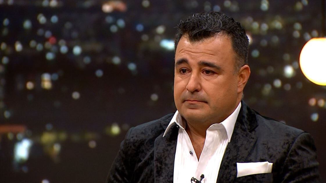 “yo jamás pensé que mi hijo, mi primer hijo, me iba a demandar por pensión alimenticia. Uno cree que nunca te va a pasar y lo escuchas de otras personas y para mi fue muy duro. Felipe es mi primer hijo y yo estuve presente de cuando era chico, pero al final estuve ausente. Yo viajaba todos los años a arica, traté de no faltarle, pero depsués uno hace un mea culpa y si po, le falté mucho. Llega el momento en que felipe llega a santiago a estudiar y por supuesto se va a vivir conmigo y se fue a estudiar a uniacc y yo donde vivo es muy lejos y se ocurrió que se fuera a vivir a una pensión por su bien y cometí el error de soltarlo y que viviera su vida. Yo con mis eventos, él me acomapaña de vez en cuando y de repente me llega a la casa esta notificación y quedé congelado. No me imaginé el cuento, llegó pandemia, estallido social. Tuvimos que ir, él fue con asu abogado, yo con mi mujer y fue duro era como si no fuera mi hijo, era otra persona. Dos años sin verlos, sin saber de él, el juicio al final lo gané yo porque tengo dos hijos más, se dieron cuenta de lo que él pedía era demasiado. Yo jamás dejé de ayudarlo como me corresponde. Yo le echo un poco la culpa a sus juntas, fueron dos años durísimos, si no fuera por mis otros dos hijos no se cómo podría haber seguido avanzando. Una vez medité, contacté con el universo y al terminar esta meditación sonó el teléfono y era él, nos juntamos, nos dijimos todo, le propuse que nos conocieramos y ahora estamos en eso, está conmigo, lo amo y como que al final como que nunca pasó esto, pero pasó. Él me contó todas sus carencias, uno siempre piensa que estuvo, pero me doy cuenta de que no, que no estaba. Me contó que tiene una anécdota muy potente porque me veía en la tele y decía que nació de un huevo porque veía a tutu-tuto es chistoso pero muy duro”