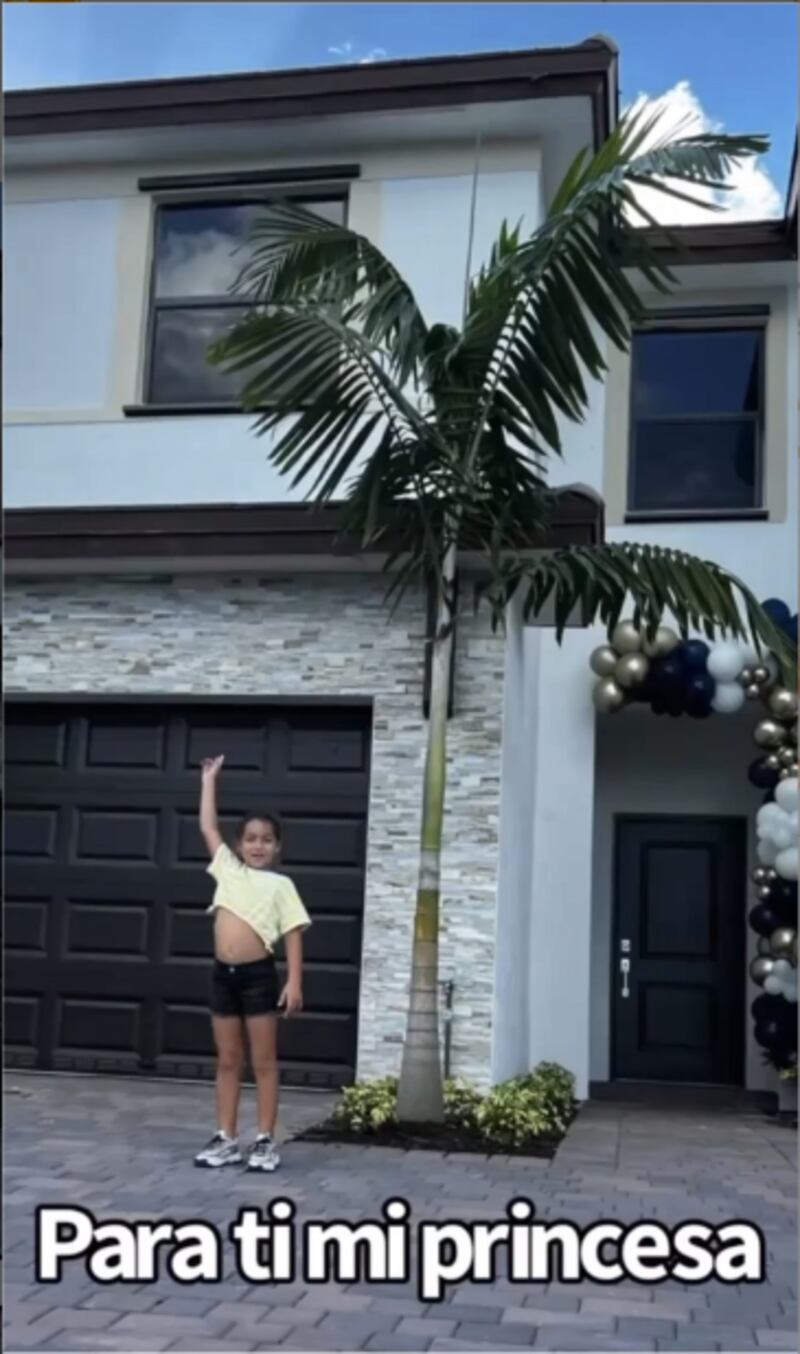 Toni Costa sorprendió a su hija.