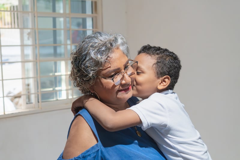 Las abuelas que crían aportan significativamente a la construcción de valores morales y a la identidad de los niños.