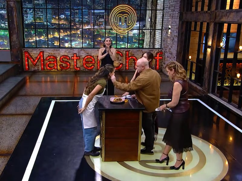 Andy Suzuki recibe el cachetito del chef Jorge Rausch