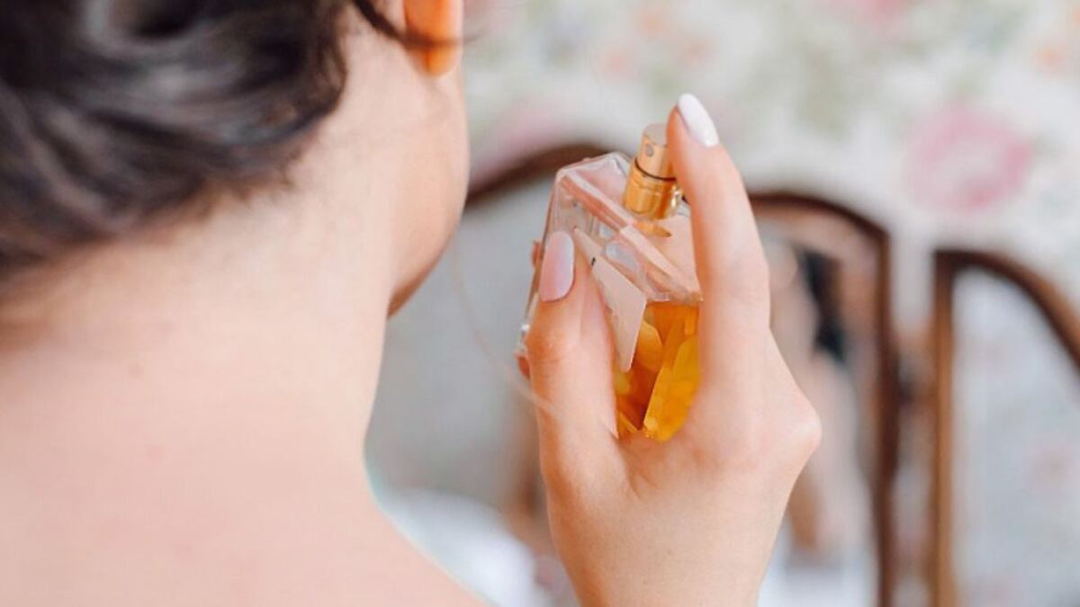 5 perfumes que ninguna mujer de más de 50 años debe usar: te envejecen