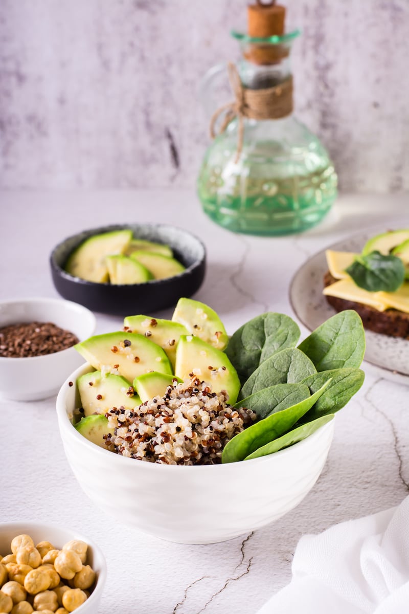 Ensalada de aguacate con quinoa