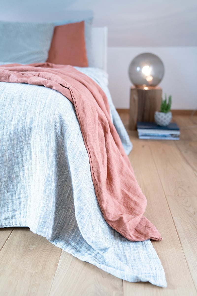 ¡Adiós al edredón! La nueva tendencia para “vestir” la cama que están amando los expertos en decoración