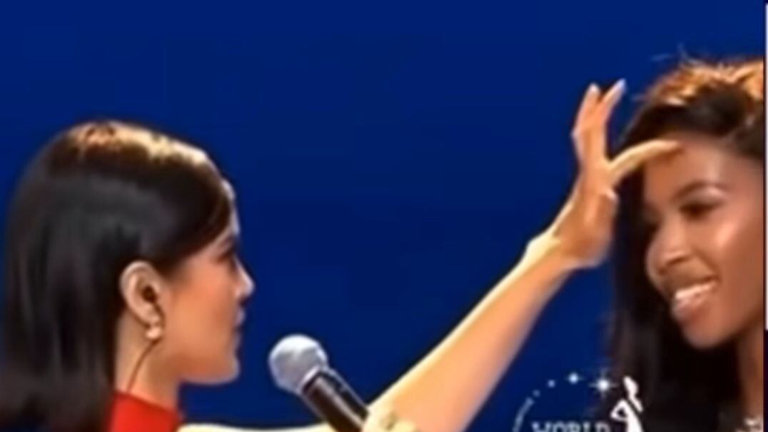 Gesto de presentadora a candidata causa controversia en las redes sociales.