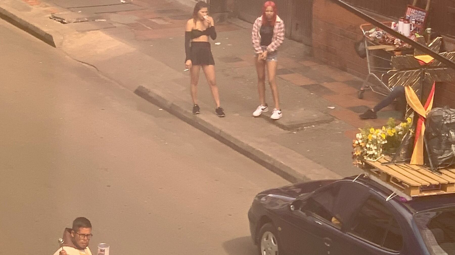 Padre rociando agua bendita en el centro de Bogota