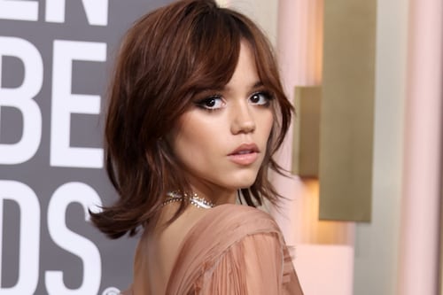 Jenna Ortega es sinónimo de elegancia con traje vinotinto en el Festival de Cine de Venecia