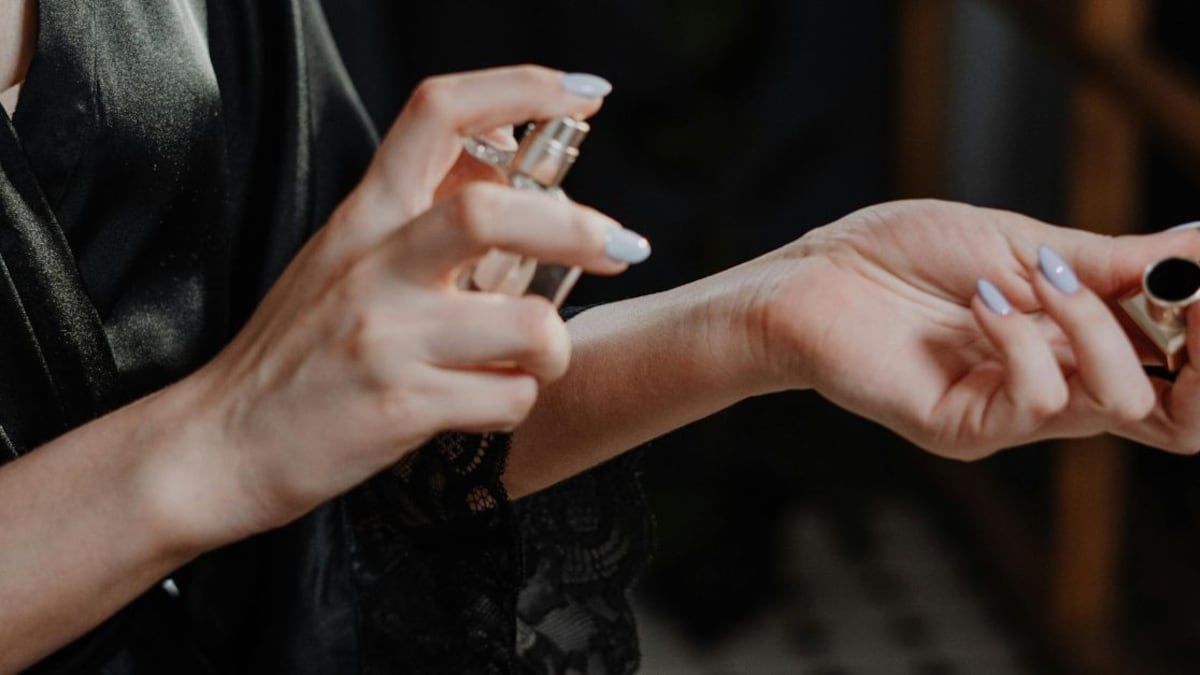 Frotarse el perfume en las muñecas es uno de los errores más comunes al perfumarse