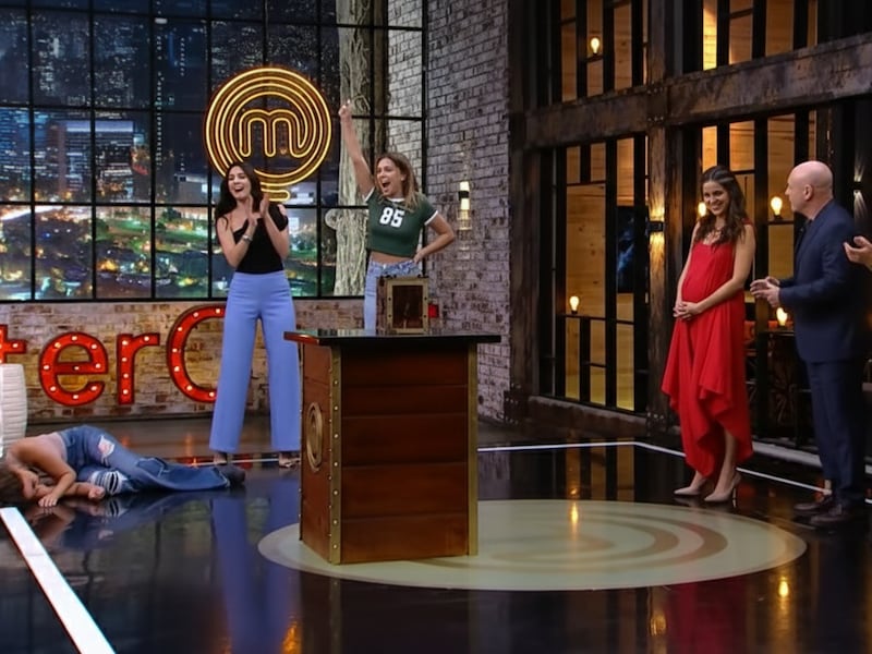 Josh Paredes consigue el primer “Pin del Chef” en MasterChef Celebrity y entrega un delantal negro que sacude la cocina