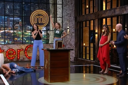 Josh Paredes consigue el primer “Pin del Chef” en MasterChef Celebrity y entrega un delantal negro que sacude la cocina