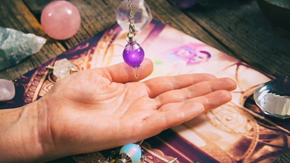 Adivinar el futuro con la energía del péndulo: Qué es y cómo usarlo