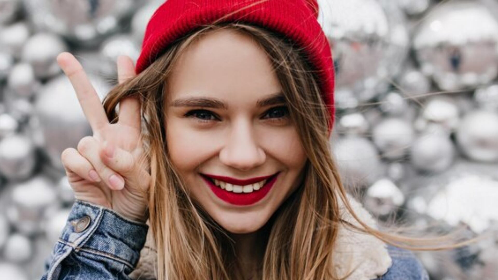 El clásico rojo en los labios llega con una modificación para este 2025 que ha causado resistencia en algunas mujeres.