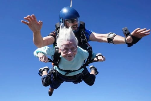 Muere ‘Abuela’ de 104 años una semana después de convertirse en la persona de más edad en saltar de paracaídas desde un avión