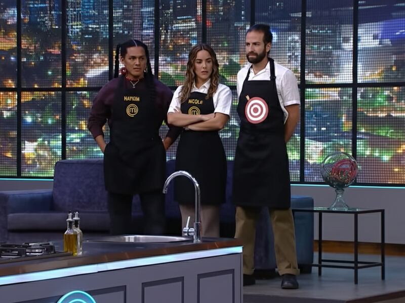 Los tres participantes que obtuvieron delantal negro.