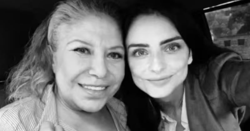 Aislinn Derbez junto a su madre Gabriela Michel