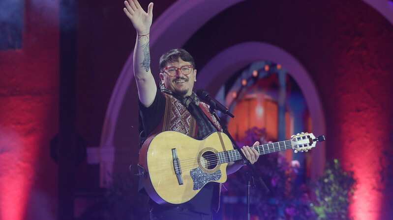 El comediante Mauricio Palma derrochó años de circo durante su presentación en el Festival del Huaso de Olmué 2025. A los pocos minutos ya había sacado varias risas entre el público, en su mayoría de avanzada edad, con chistes rápidos que poco a poco fueron construyendo una contundente rutina.
Los primeros chistes fueron en base a los funerales narcos, confesando en conferencia de prensa que la historia que contó de su madre fallecida, fue cierta y una inspiración (y ayuda del cielo) que lo ayudó a conquistar el Patagual.
En su rutina de una hora -tiempo que lo obligó a dejar varios chistes para futuras presentaciones- habló del fenómeno de la cultura china que impactó en Chile en la época de los 90´, principalmente cuando la carne mongoliana y el wantan eran la comida típica familiar para todo tipo de eventos. De ahí, pasó a analizar los mall chinos y los miles de productos a bajos precios que incitan a realizar compras compulsivas.
El Patagual de principio a fin reía de buena gana.
Tras una rutina sólida, más consolidada de lo que fue su experiencia en Viña del Mar, como él mismo reconoció delante la prensa, dio paso a su alter ego Violento Parra, el personaje que conquistó al monstruo riéndose de lo que muchos piensan, pero que pocos se atreven a decir.