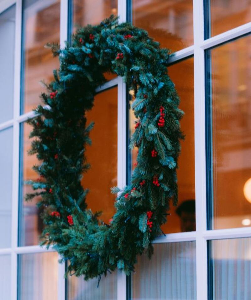 La corona es uno de los elementos decorativos clásicos de la Navidad