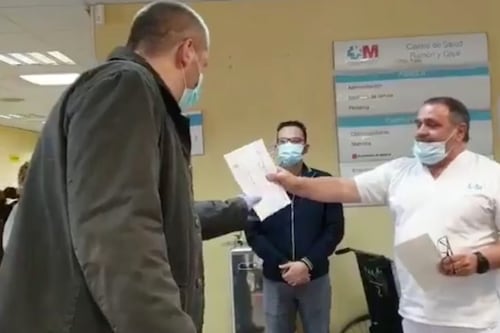 ¡Héroe! Taxista lleva gratis a pacientes al hospital, médicos recompensan su esfuerzo