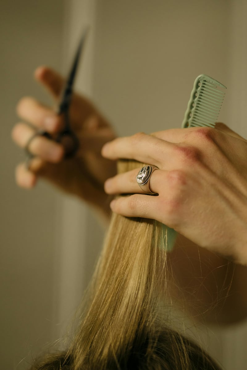 ¿Adiós al clásico? El corte de pelo “en seco” que promete un cambio de look fabuloso y elegante