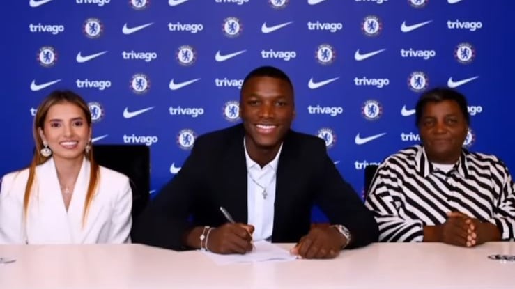 Moisés Caicedo junto a su novia y su madre en la firma del contrato con el Chelsea