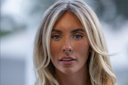 “Lo más oscuro de la humanidad”: creadora de contenido causa indignación por polémica decisión sobre su embarazo