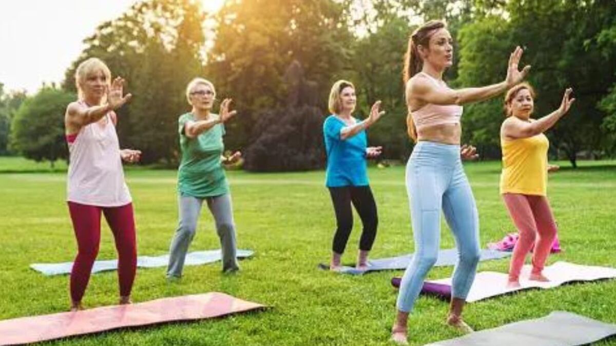 La práctica oriental que favorece la memoria y mejora la salud mental en adultos mayores, según expertos de Harvard