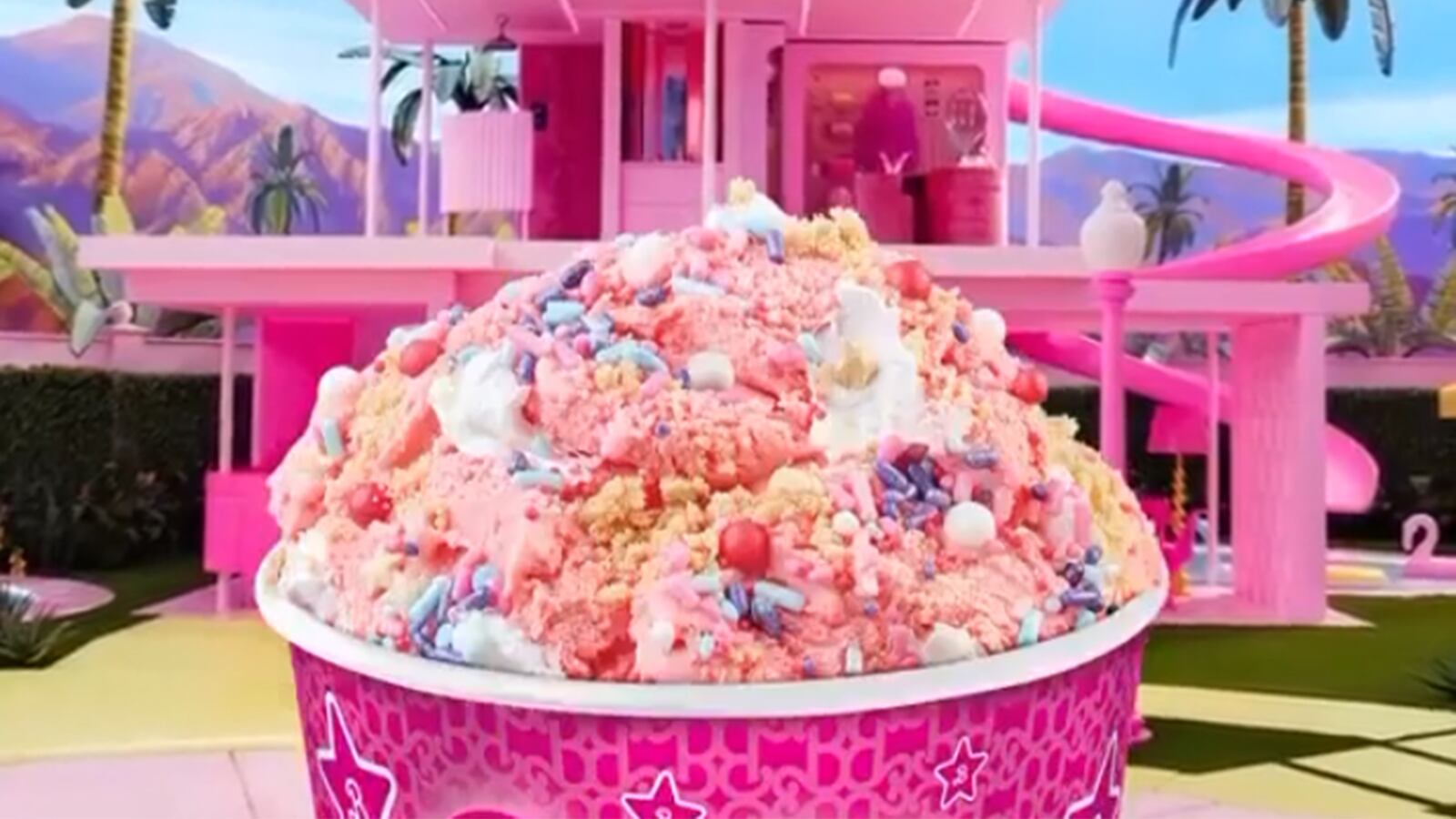 El furor por los ‘combos de Barbie’ en Colombia: hasta crispetas rosas venden.