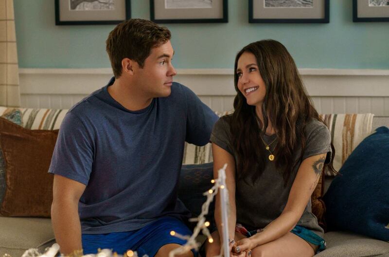 Adam Devine y Nina Dobrev son pareja dentro de 'Unos suegros de armas tomar'
