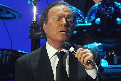 Exhiben mensajes entre Julio Iglesias y su exempleada que ponen en duda la denuncia por abuso