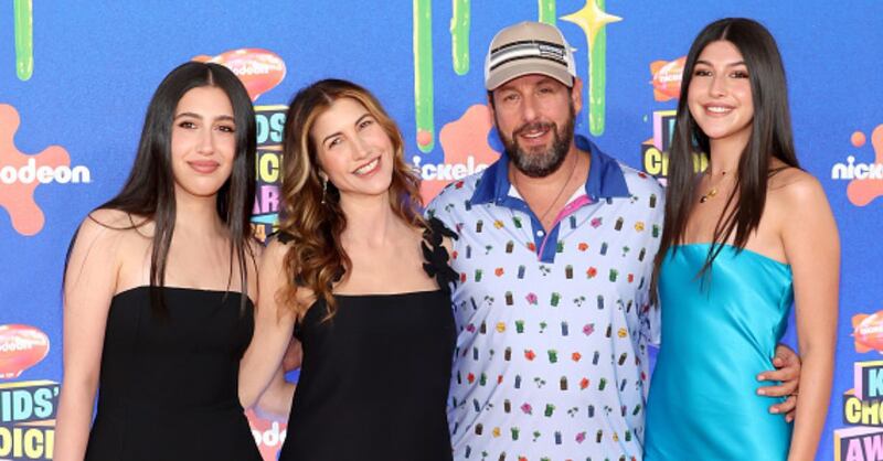 Hija de Adam Sandler reaparece junto al actor mostrando su estilo chic y lo ha rebasado en estatura