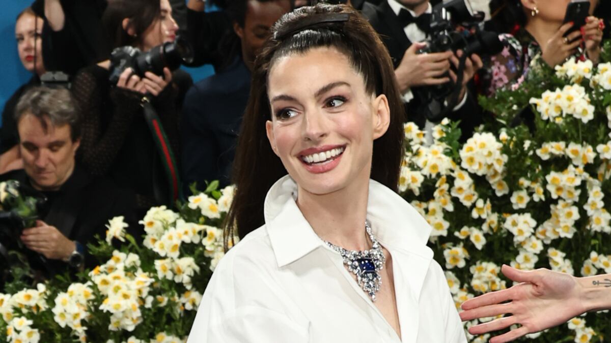 Anne Hathaway deslumbró con un sofisticado atuendo de Carolina Herrera.