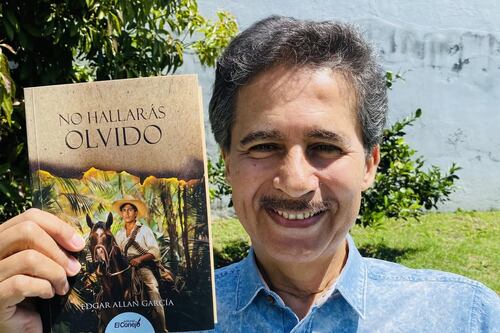 Un abrazo de premio: Edgar Allan García recibió el Cervantes Chico días antes de partir