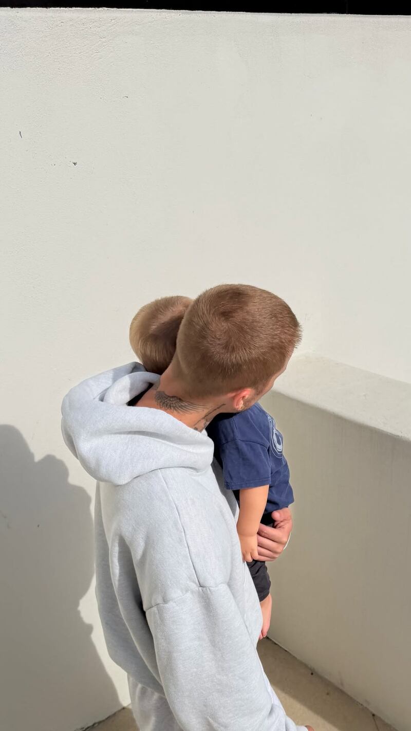 Justin Bieber junto a su hijo Jack Blues