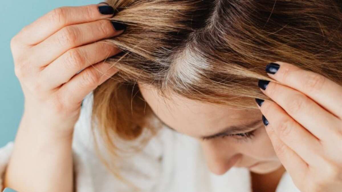 Desde fumar hasta morir de sed: los hábitos que producen las canas en tu melena y deberías evitar