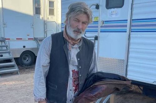 Video muestra a Alec Baldwin ensayando con el arma que acabó con la vida de Halyna Hutchins en el set de Rust