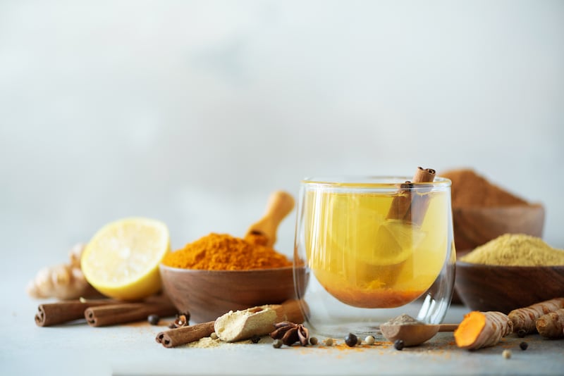 Infusión de cúrcuma con limón y canela