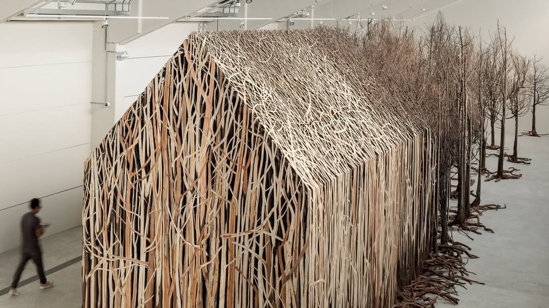 Escultura de Doris Salcedo