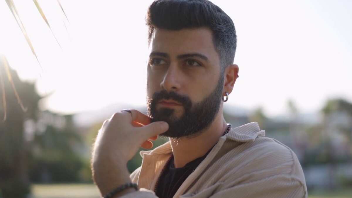 Los hombres se tocan la barba de forma inconsciente por muchas razones diferentes