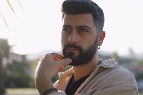 Qué significa cuando un hombre se toca la barba: ¿le gustas o solo está meditando?